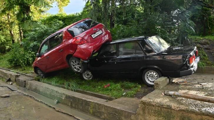 Малоимущие автовладельцы, чьи машины пострадали во время ливней в Сочи, получат по 100 тысяч рублей