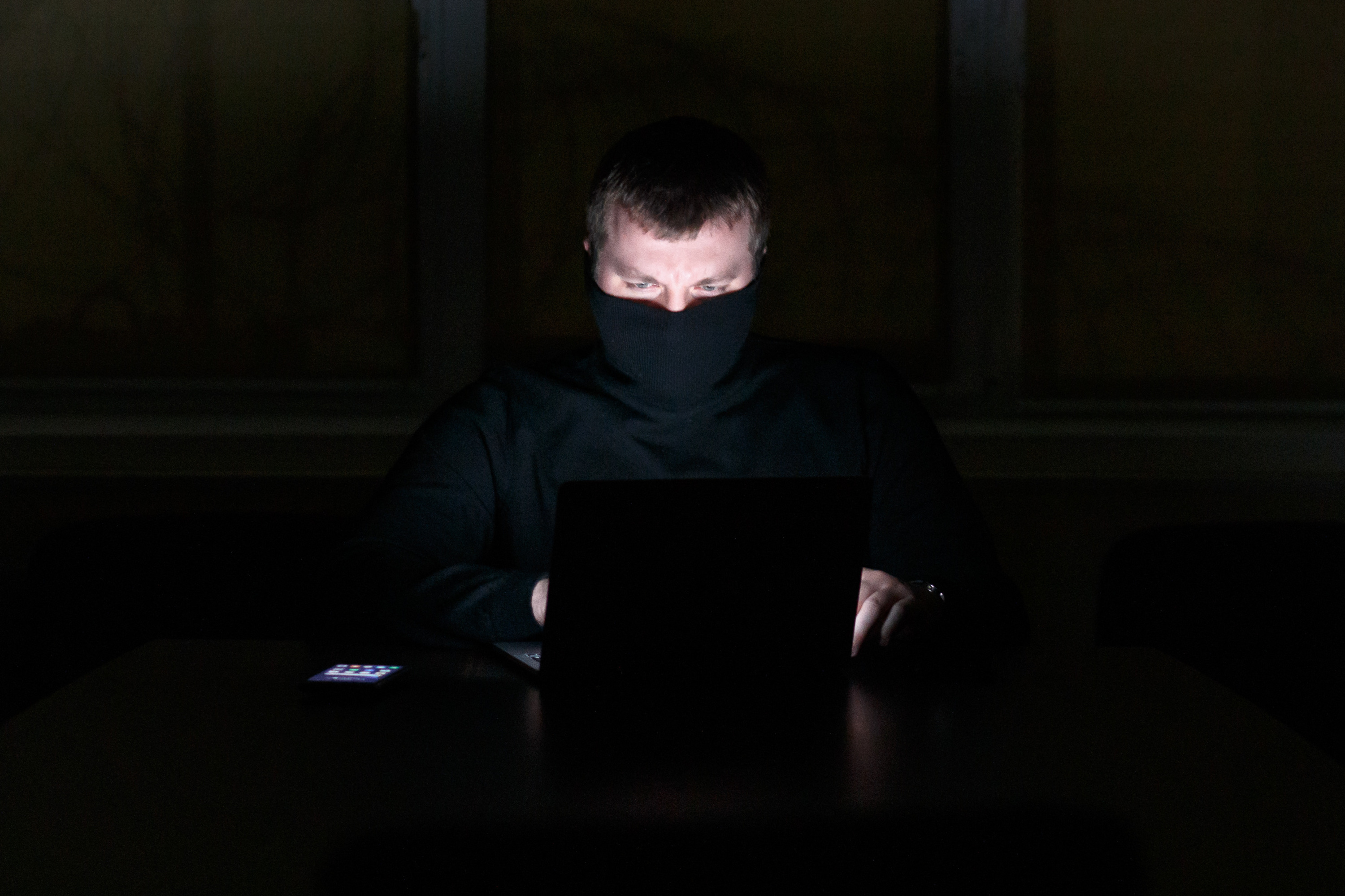 Хакеры взломали уличный экран в Новосибирске и показывали порно вместо рекламы — видео