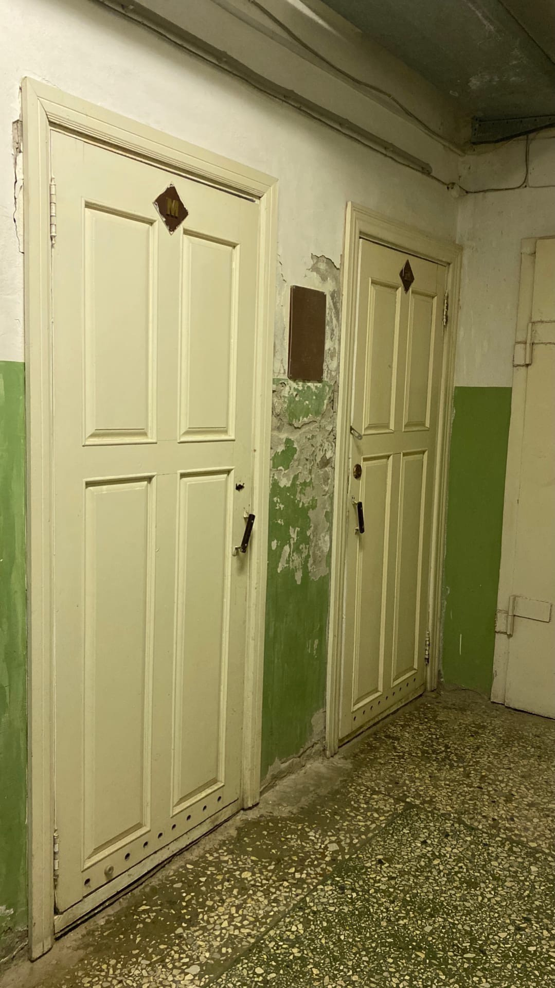 Двери туалетов в общежитии <nobr class="_">№ 9</nobr>. Кажется, стены требуют ремонта