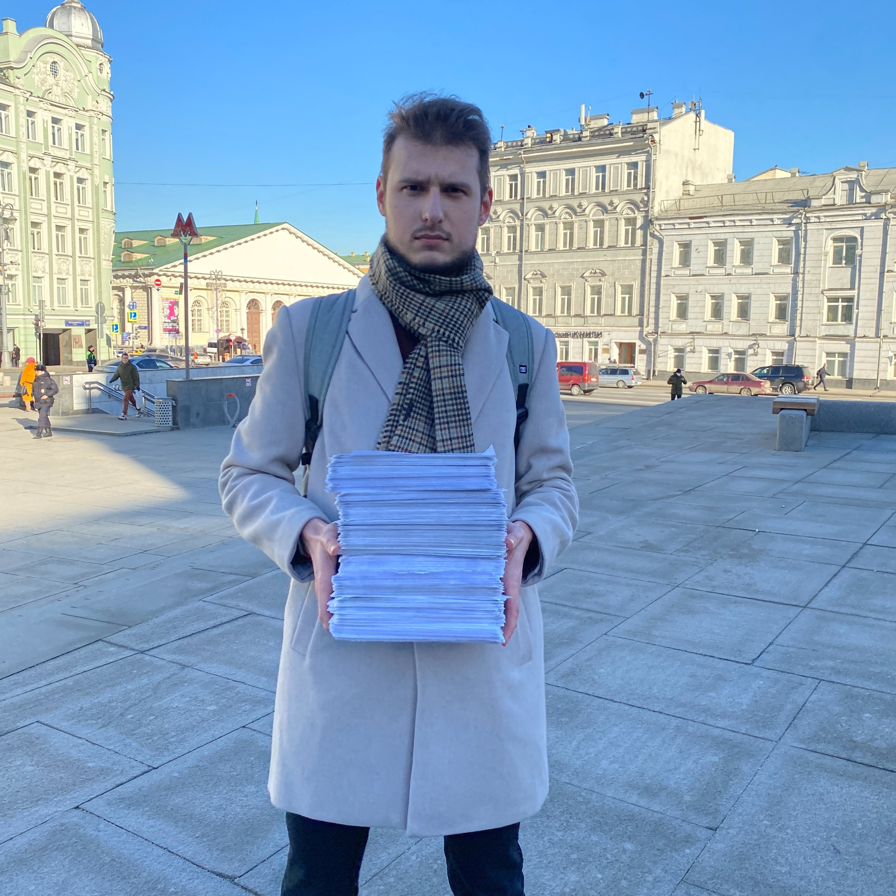 Михаил Плетнев держит 450 обращений, которые он отнес в Госдуму