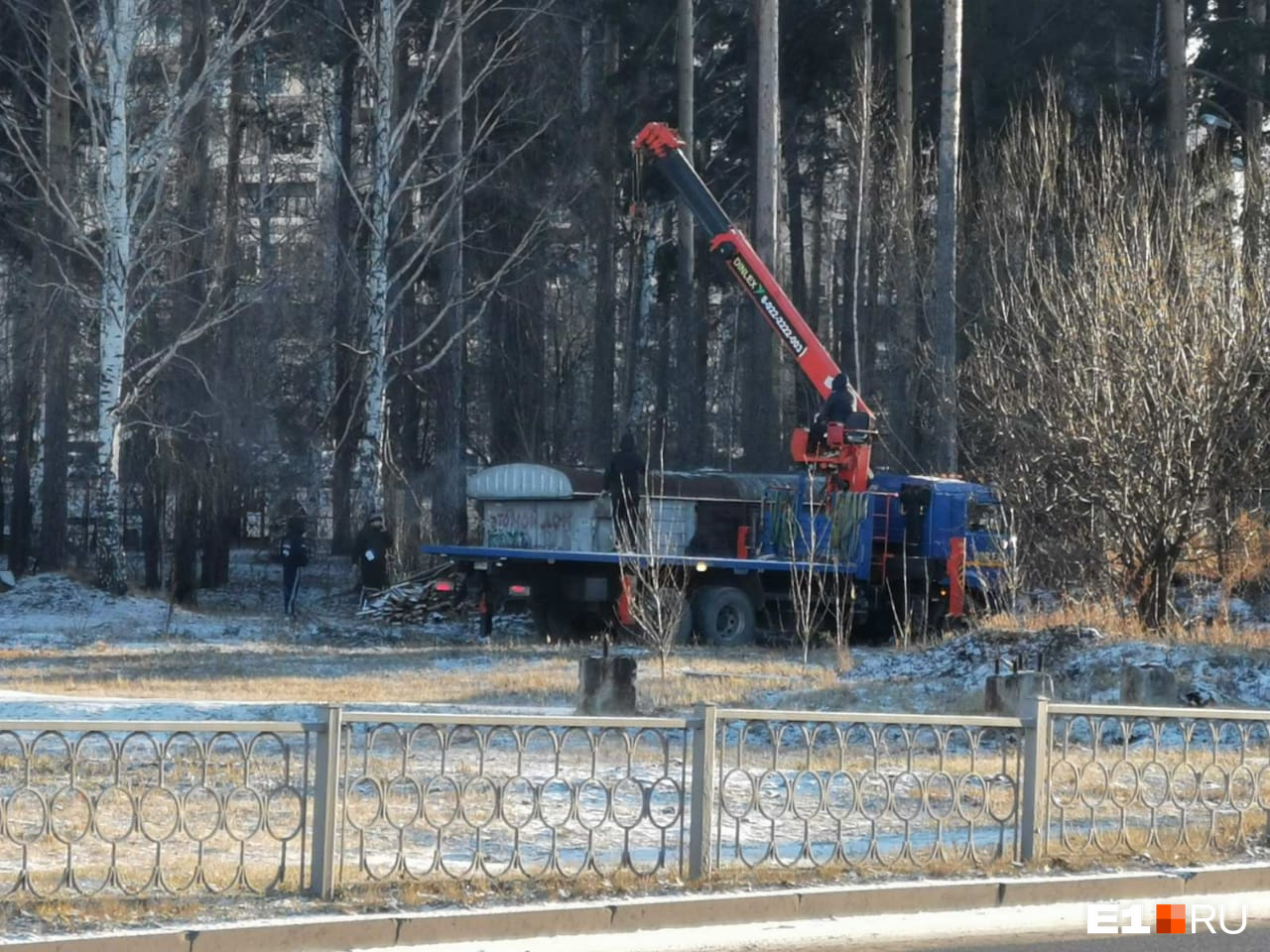 Кран, готовый разрушить гараж Кран, готовый разрушить гараж