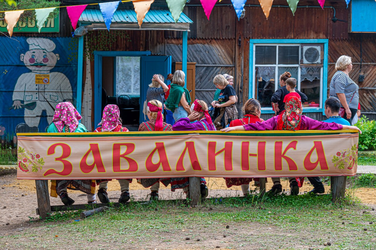 Скамейка перед столовой Скамейка перед столовой