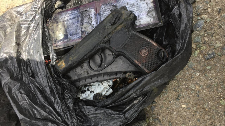 В Екатеринбурге из пруда вытащили мешок с пистолетом, патронами и полицейской ксивой