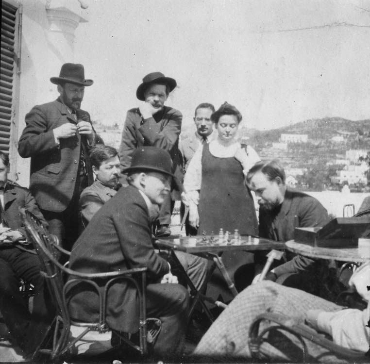 Ленин и Богданов играют в шахматы на острове Капри. Вождь пролетариата проиграл, и, по слухам, это стало еще одной из причин разрыва