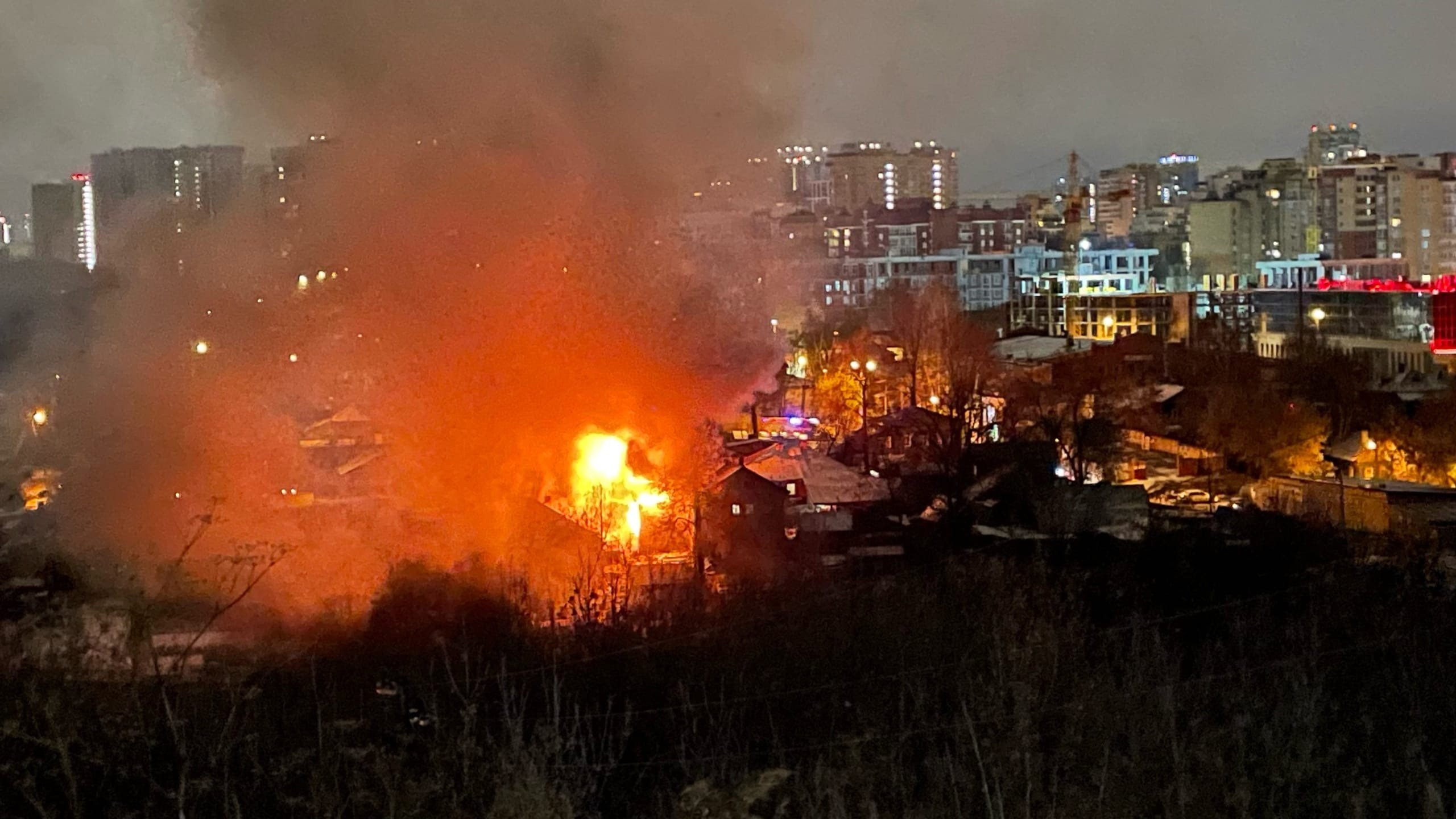 Пермь горячая. Пожар на Разгуляе в Перми. Дом горит. Пожар в доме. Горит жилой дом.