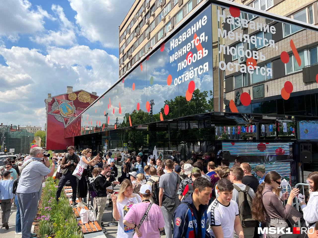 Открытие москва. Пушкинская площадь макдональдс 12 июня 2022. Макдональдс Москва Пушкинская площадь. Очереди в макдональдс на Пушкинской площади. Макдональдс Пушкинская площадь 2007 год.