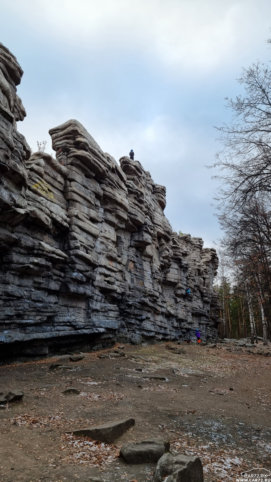 Гора со скалами находится в 4,5 километра к югу от посёлка Исеть и в 20 километрах на северо-запад от центра Екатеринбурга, в лесном левобережье реки Семипалатинки
