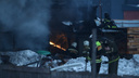 «Отстояли соседние здания»: пожар на СТО в Калининском районе локализован — фоторепортаж