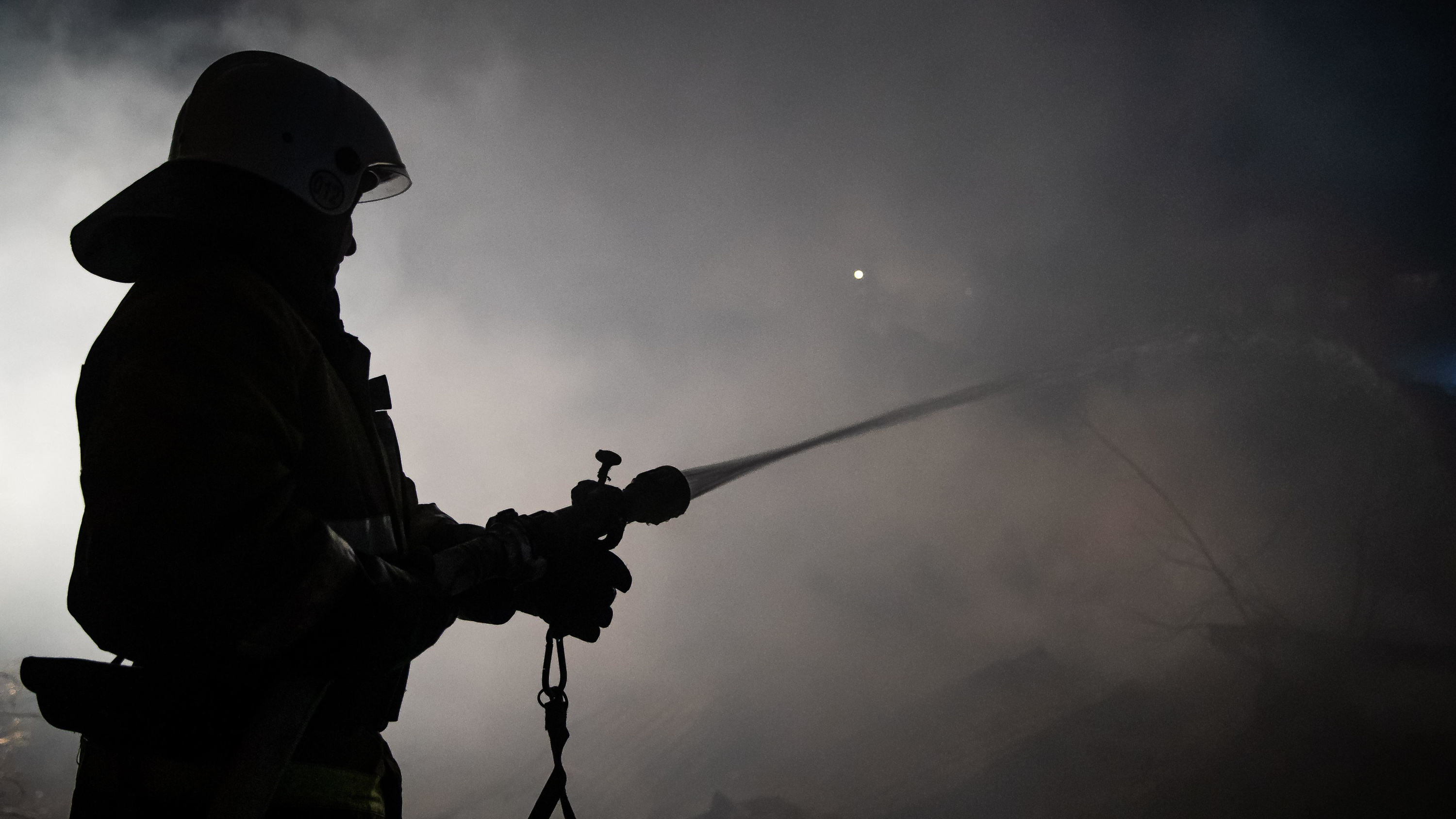 Действует как снотворное: спасатель рассказал, почему люди погибают в пожарах