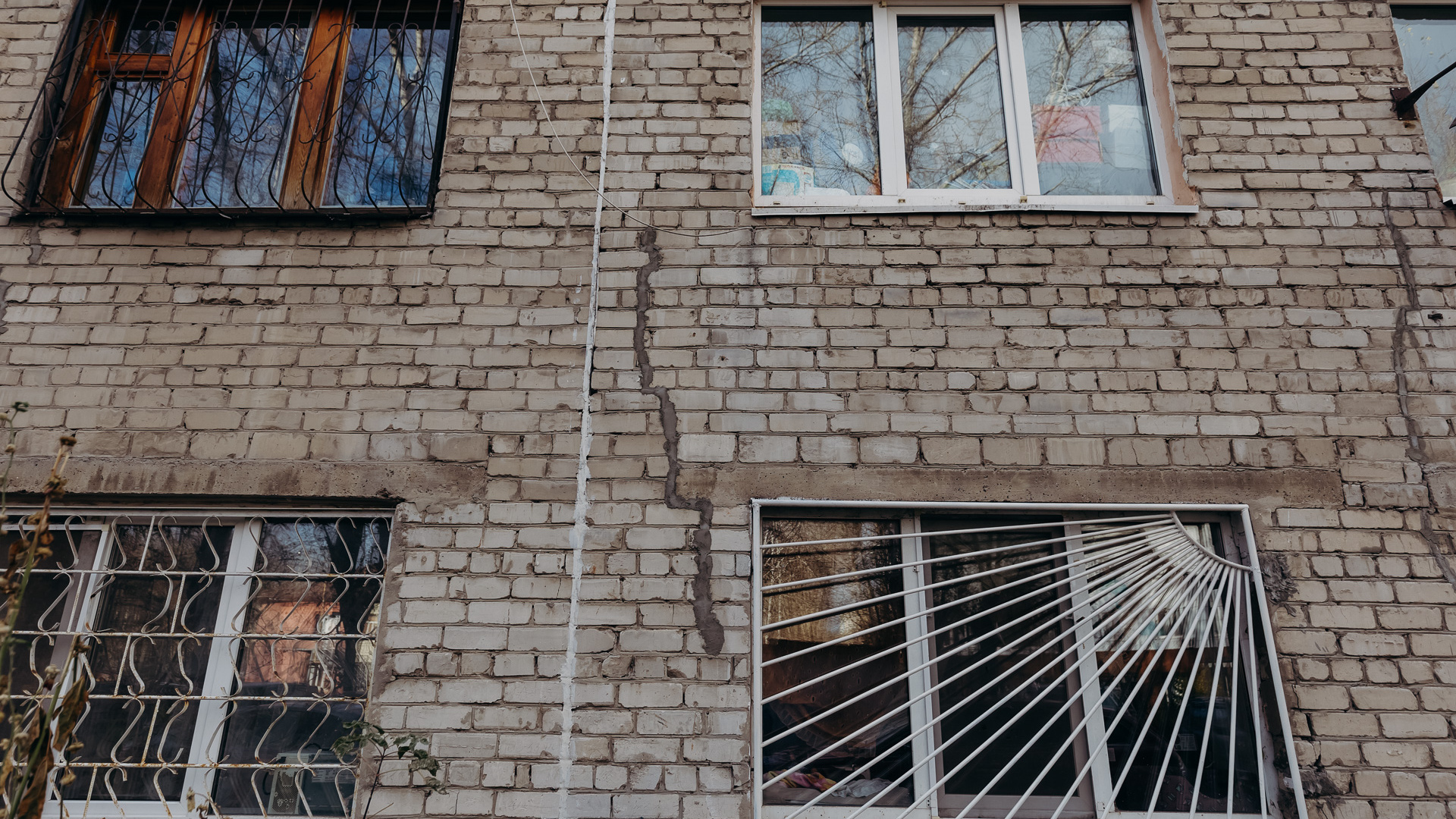В Сургуте 10-летний мальчик выпал из окна шестого этажа