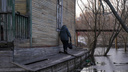 Заходят в дом по цоколю: из-за воды жители Гидролизного с трудом попадают в квартиры