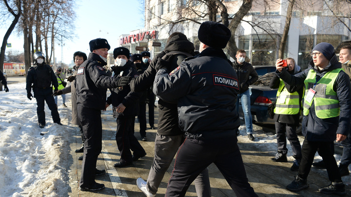 Полиция разгоняла и задерживала людей: фоторепортаж с антивоенного митинга в Екатеринбурге