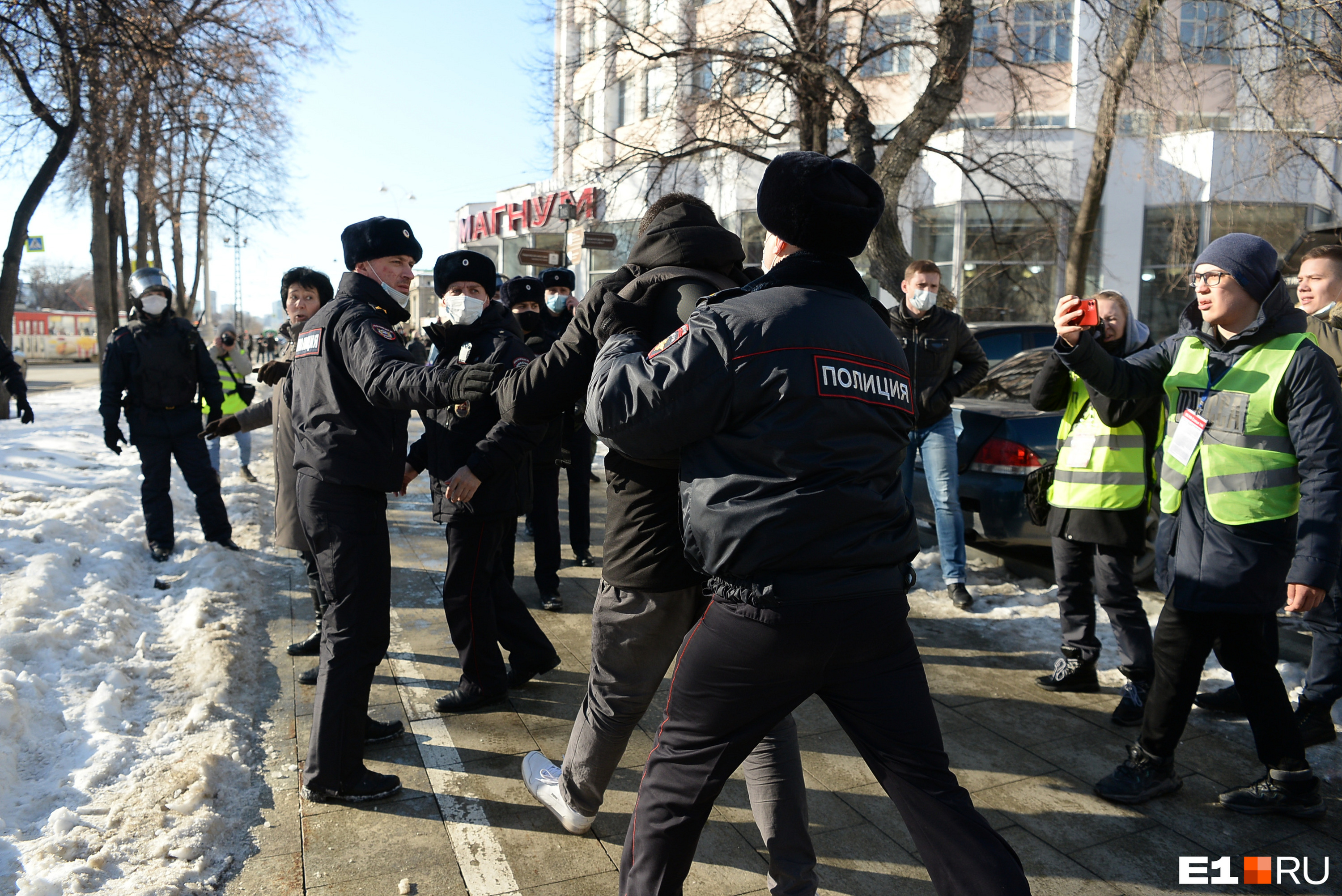 Новости сегодня последние 6 апреля. Полиция. Полиция Украины на митинге. Антивоенный митинг Екатеринбург. Протесты в Екатеринбурге полиция.