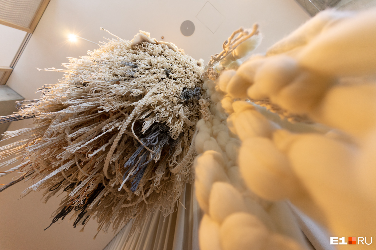 Подвес из натуральных материалов над входом — стилизованное зерно