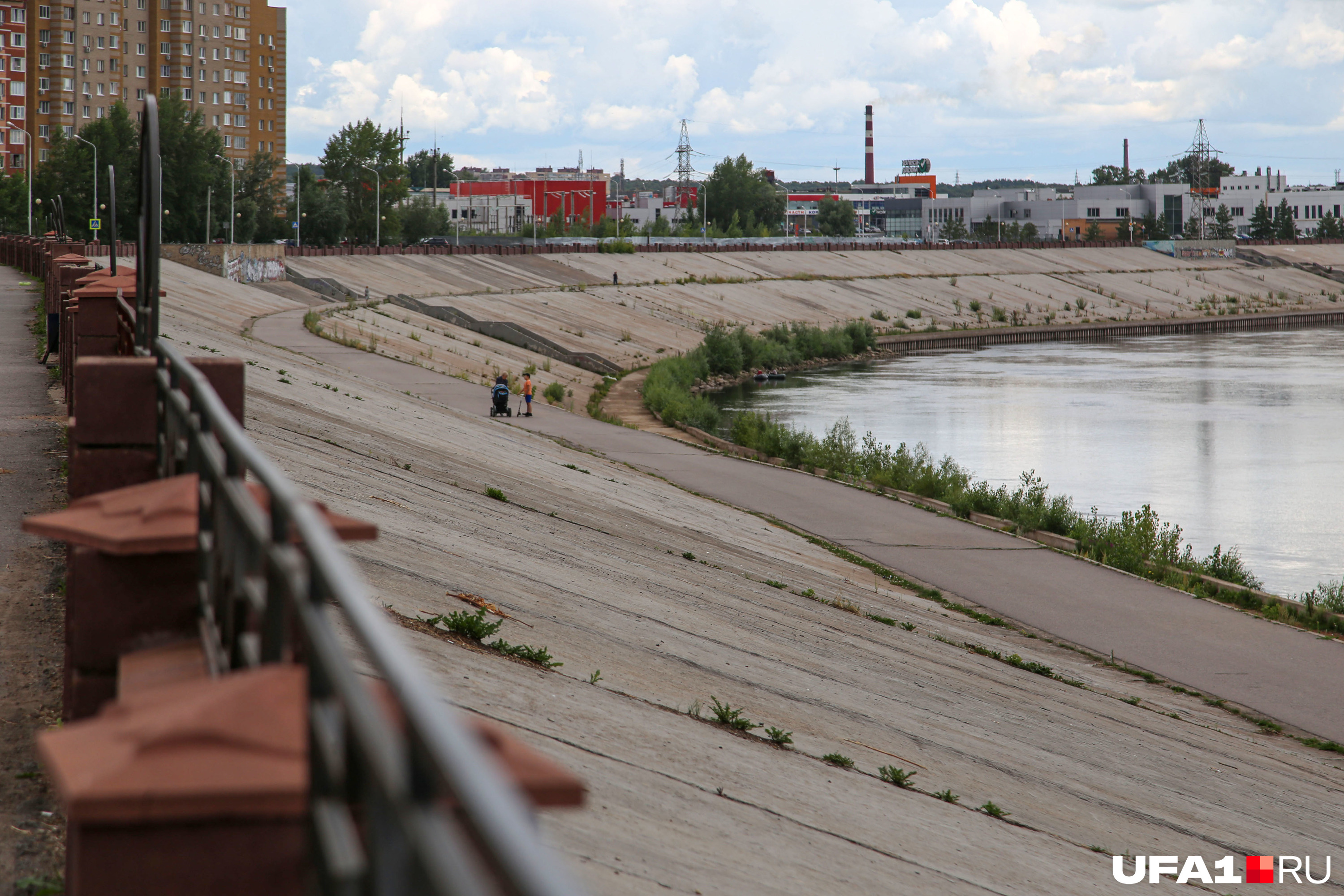 Сипайлово уфа. Набережная Сипайлово Уфа. Сипайлово набережная Уфа вечер. Набережная 65 Уфа Сипайлово. Грязная набережная в Уфе Сипайлово.