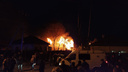 Кадры с места авиакатастрофы в Иркутске. Дом выгорел полностью, вдоль дороги валяются обломки самолета