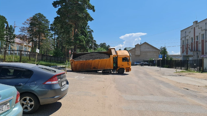 Власти Читы пообещали разобраться, почему на центральной улице города грузовик провалился в асфальт