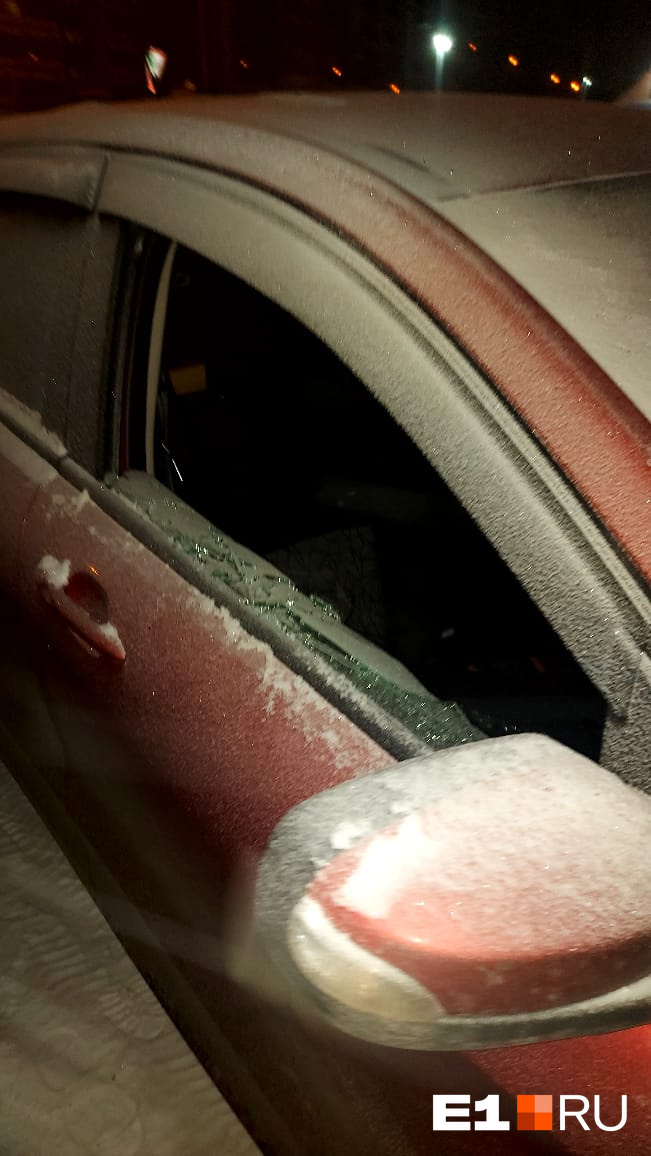 В Екатеринбурге вандалы разгромили машины на бесплатной автостоянке и удрали: видео