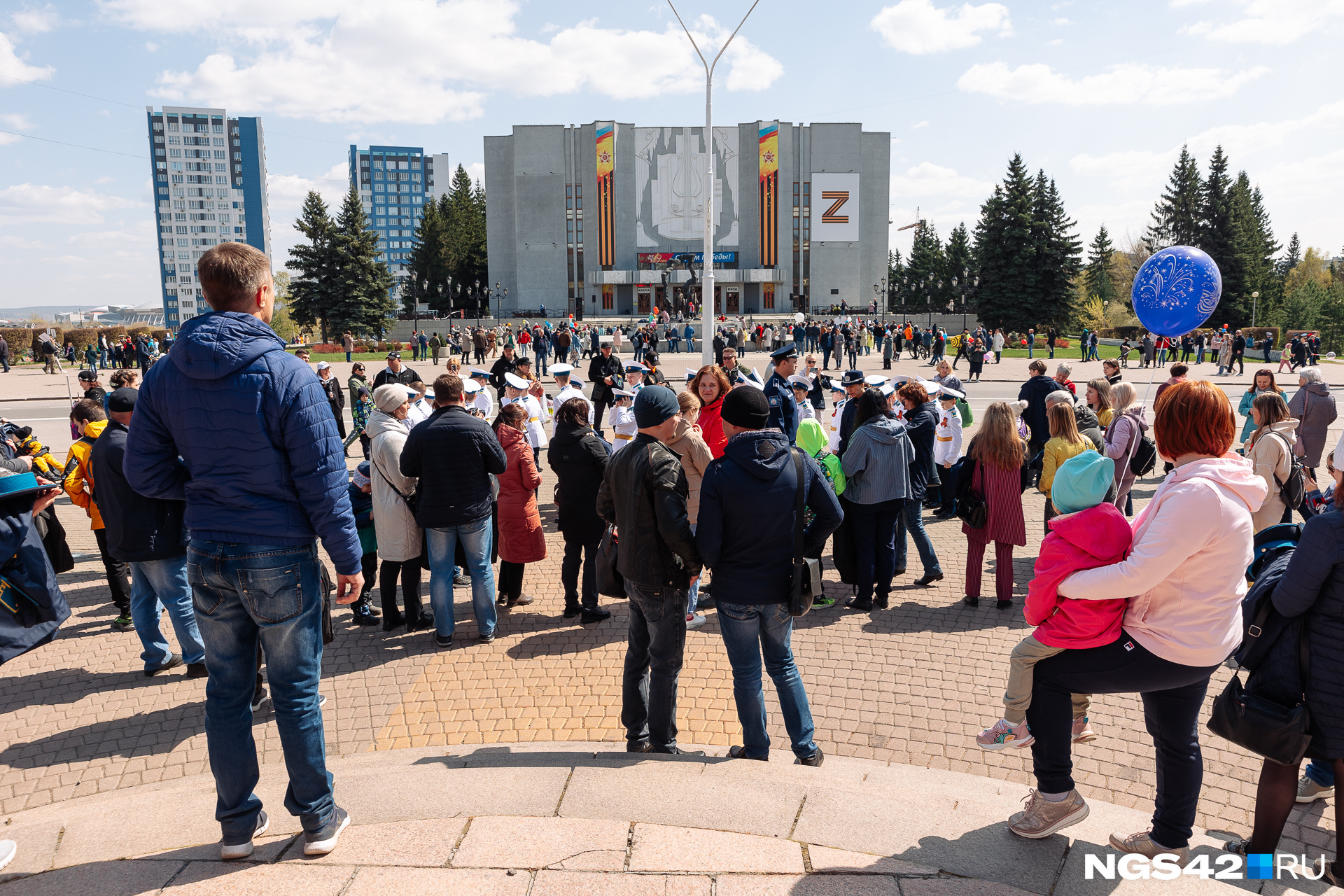 Канал победа кемерово. Бессмертный полк Кемерово 2022. Парад Победы 2022 Кемерово. 9 Мая Кемерово 2022. Площадь Пушкина Кемерово 2022.