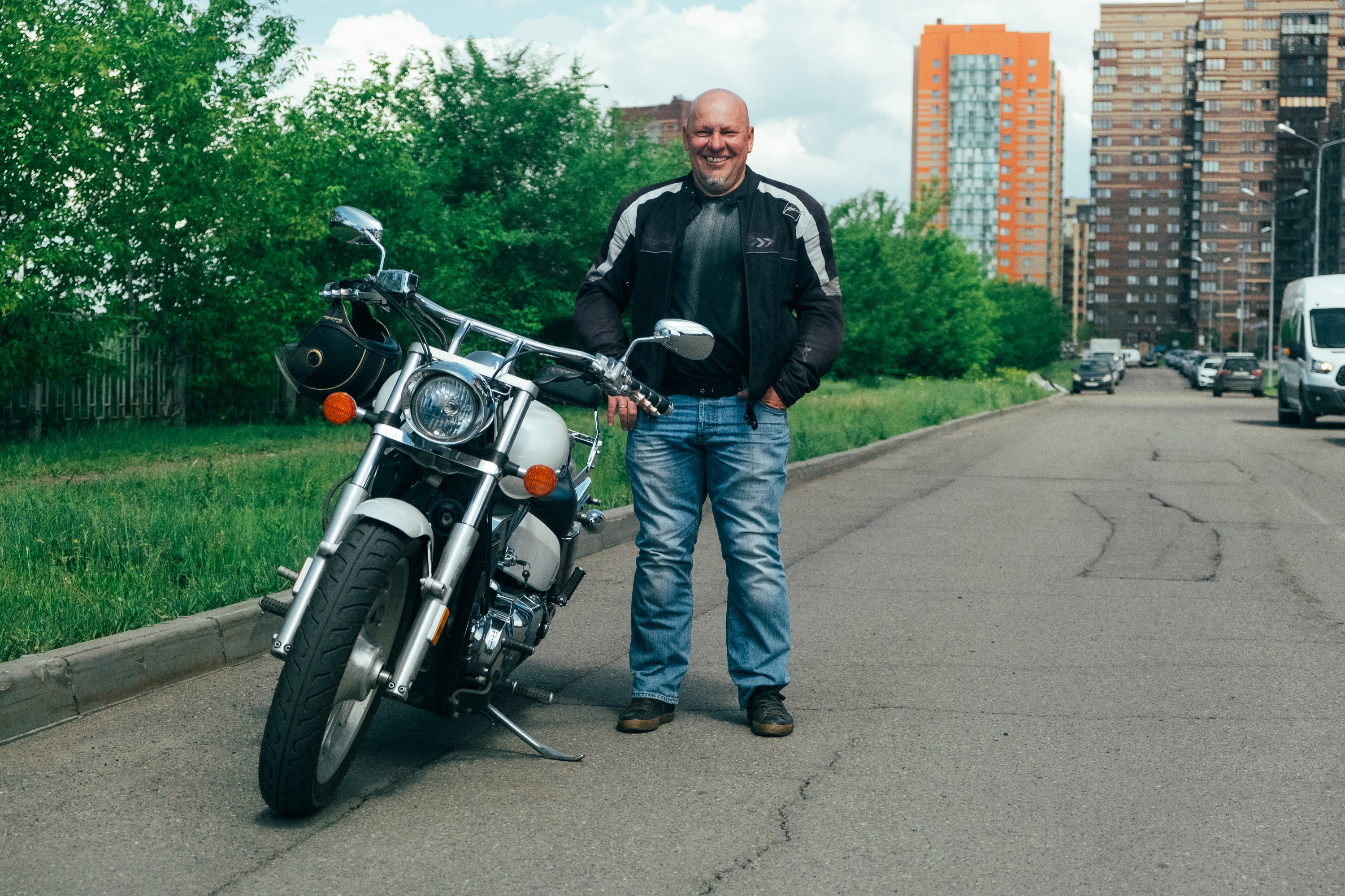 По городу Андрей ездит на эффектном белом мотоцикле-чоппере