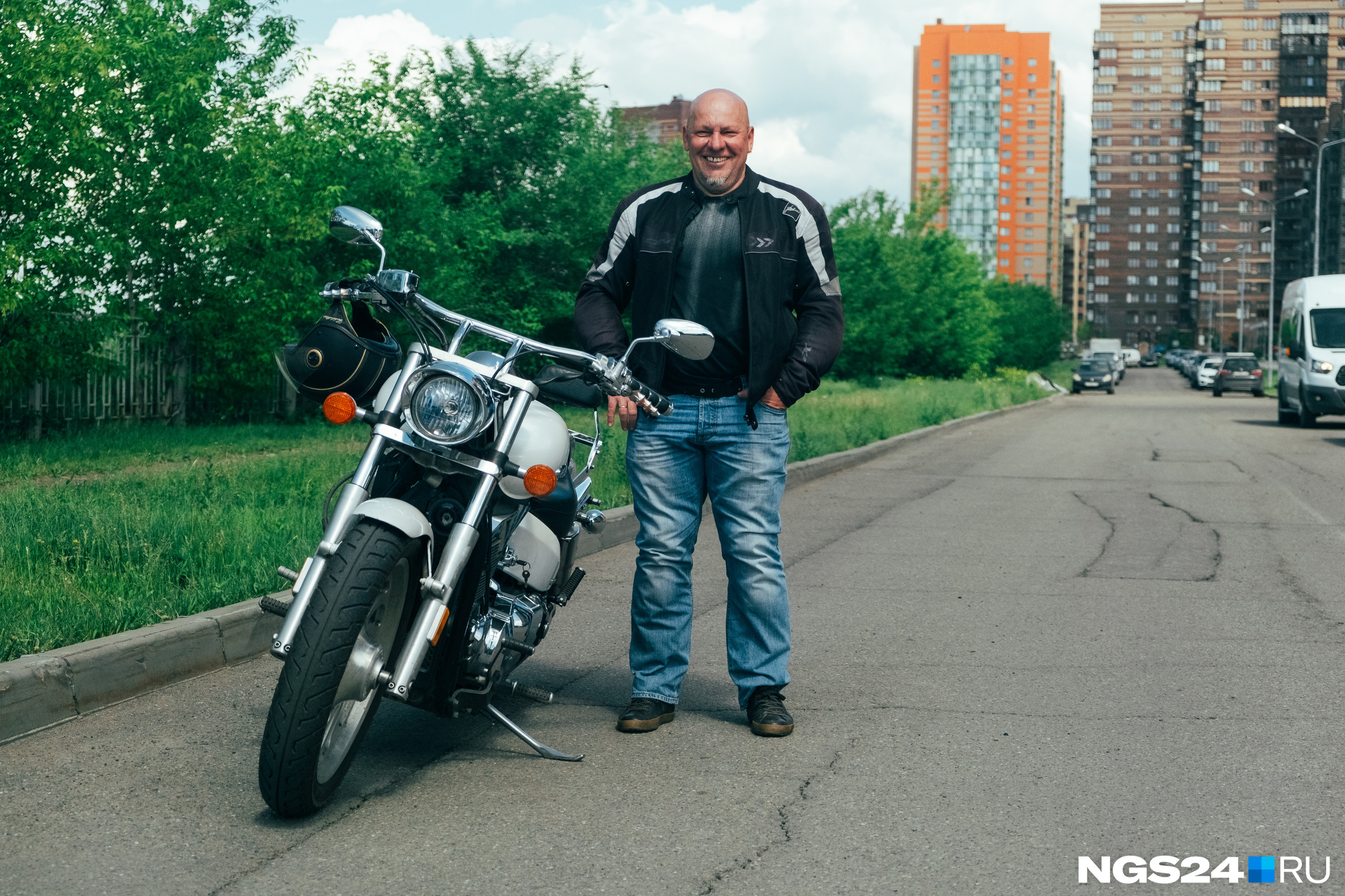 По городу Андрей ездит на эффектном белом мотоцикле-чоппере По городу Андрей ездит на эффектном белом мотоцикле-чоппере