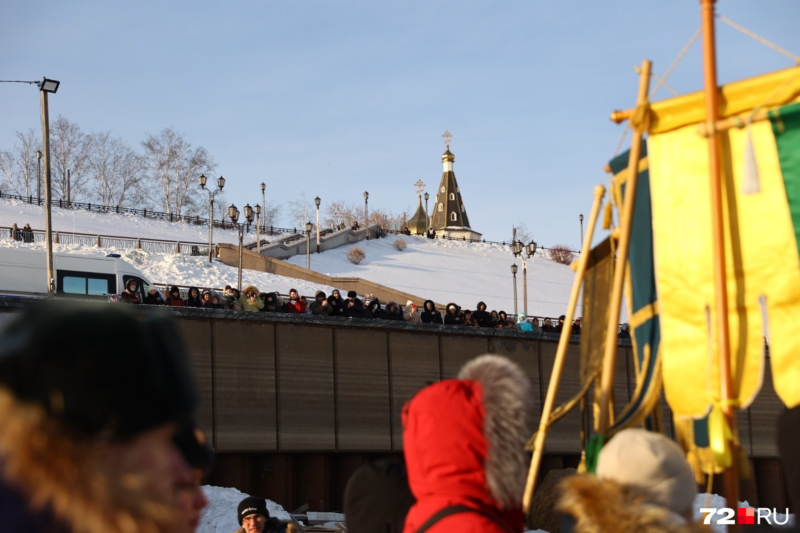 Посмотрите, сколько людей пришли на набережную Посмотрите, сколько людей пришли на набережную