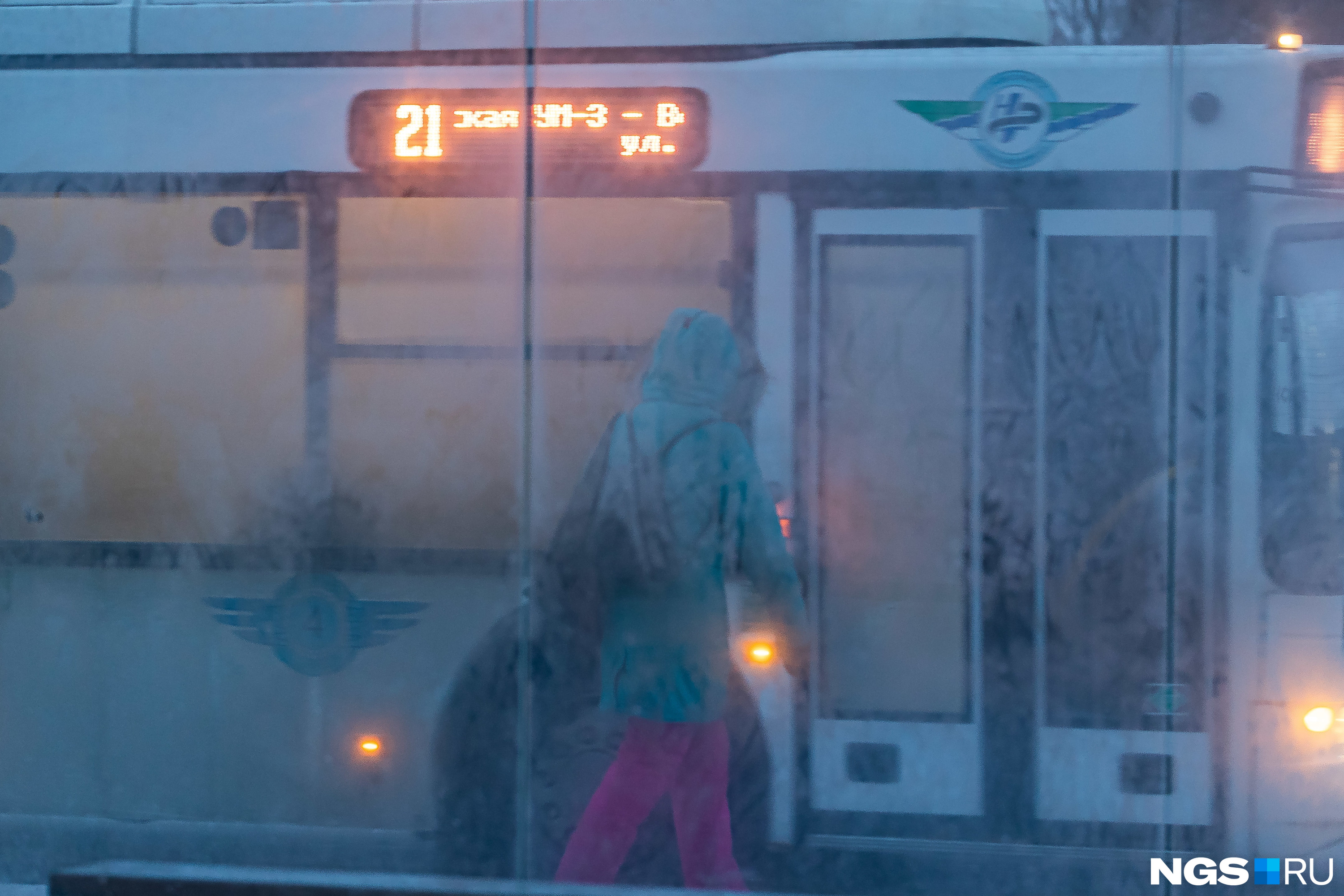 Общественный транспорт источником тепла не выглядит, особенно через заиндевелое стекло