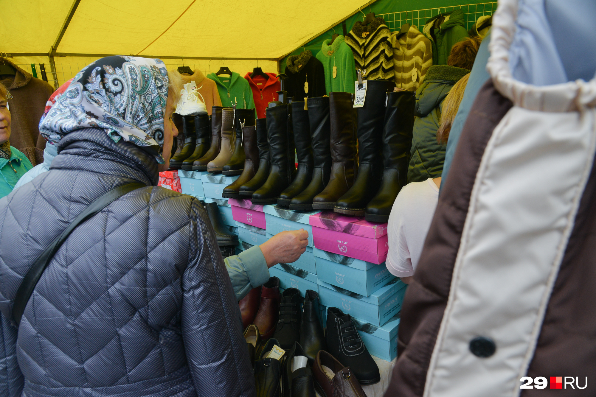 В палатках на Центральном рынке можно найти и сапоги. Цена — 3200 рублей