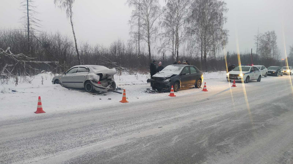 Просят отказаться от дальних поездок: для свердловских водителей выпустили экстренное предупреждение о снегопаде