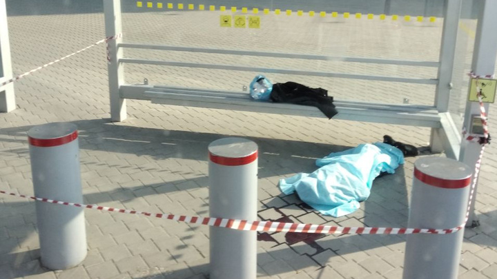 «На асфальте кровь»: возле аэропорта Кольцово умер мужчина