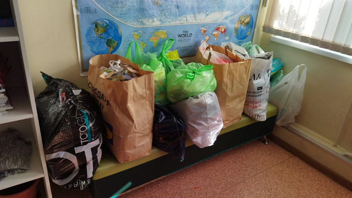 Школа в Академическом собрала гуманитарную помощь для жителей Донбасса. Но волонтеры не знают, как ее отправить