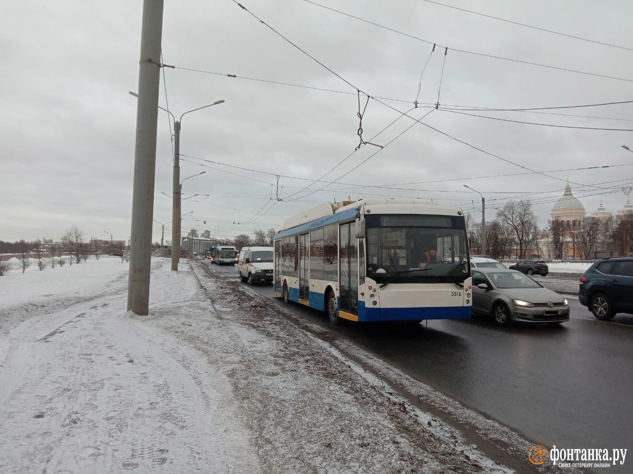 Провода упали под колёса машин на Синопской, их мог оборвать погрузчик.  Электротранспорт встал - 12 февраля 2022 - ФОНТАНКА.ру