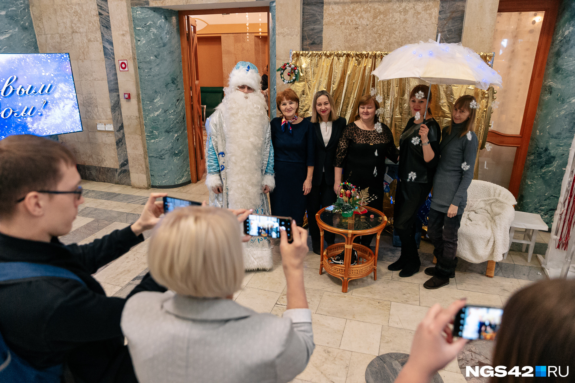 До начала отчета слушатели фотографируются в фотозонах ДК До начала отчета слушатели фотографируются в фотозонах ДК