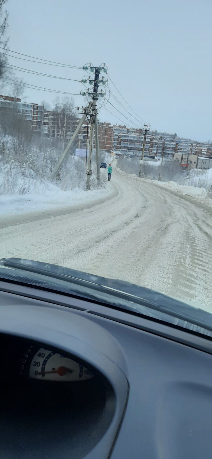 Из-за того, что дороги в Березовом не убирают, на них образуются накаты и «волны» изо льда