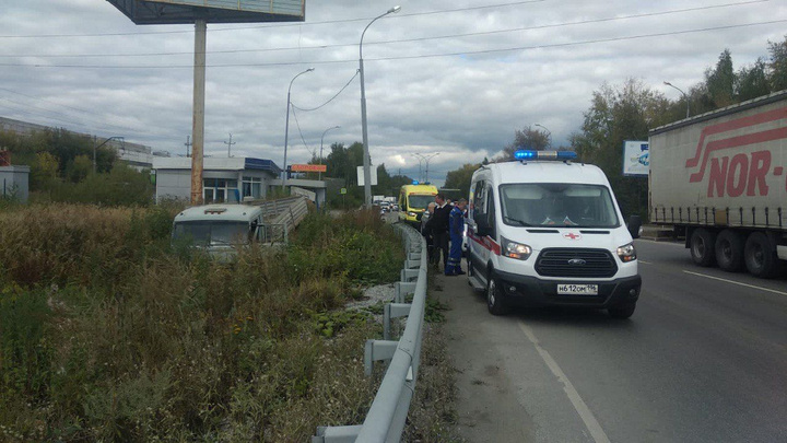 В Екатеринбурге грузовик улетел в кювет. Водитель умер