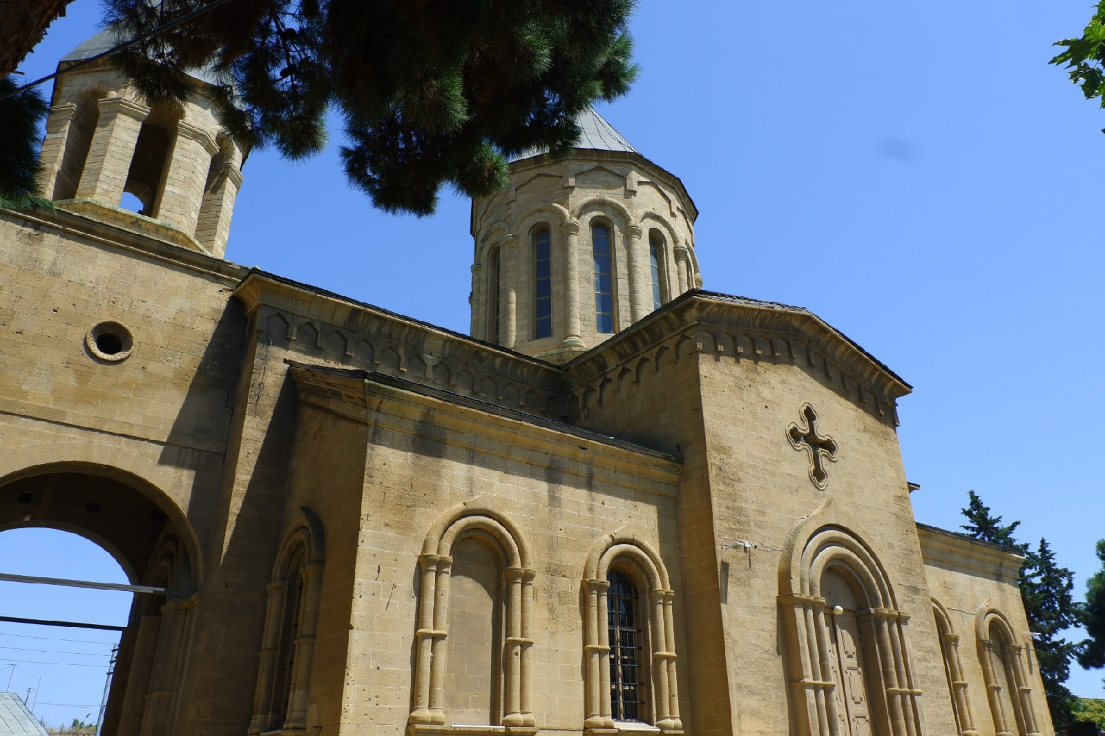 Старая армянская церковь — в ней находится музей ковров