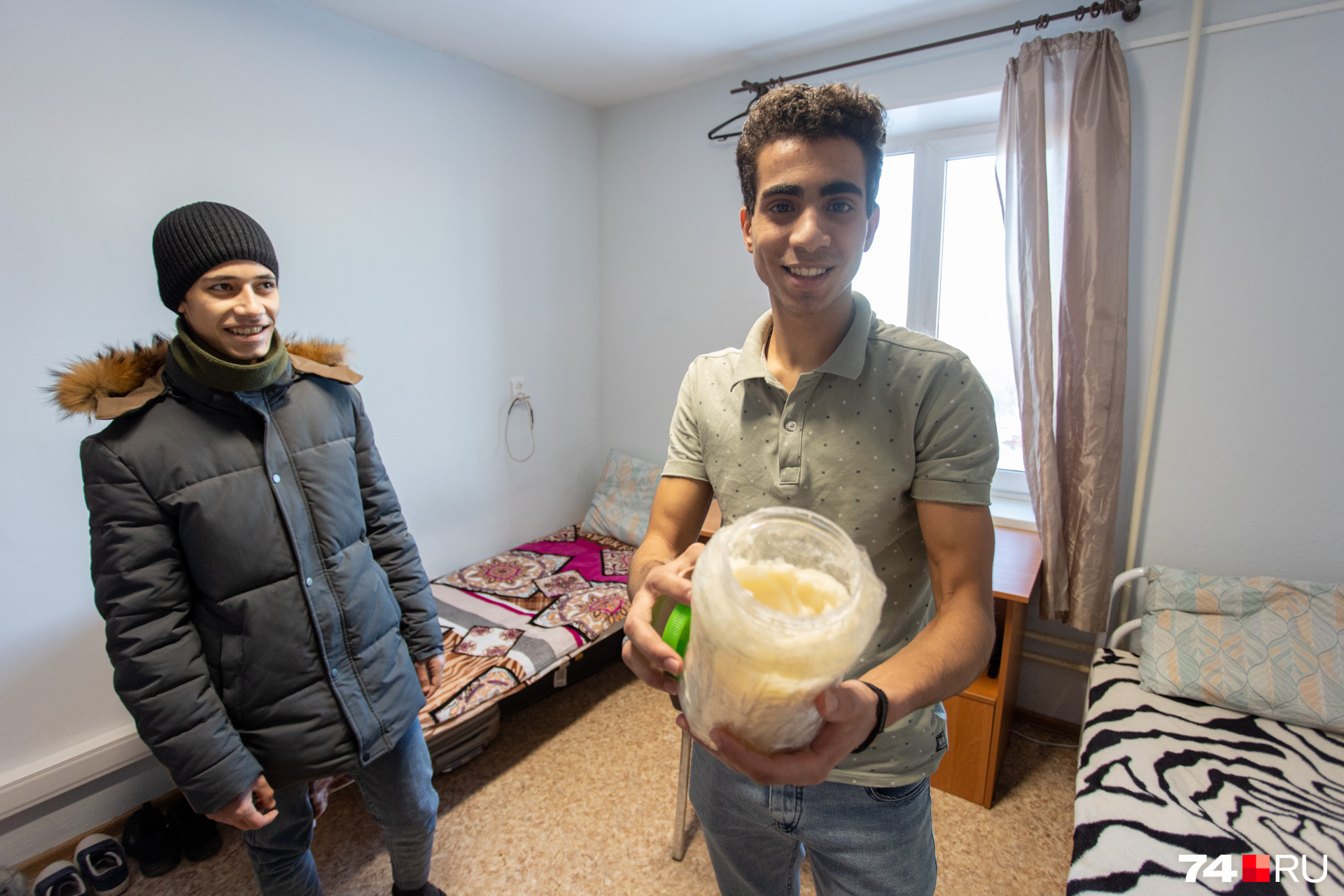 Мустафа и Мухаммед пару месяцев назад приехали из Египта, угощают соседей национальными блюдами