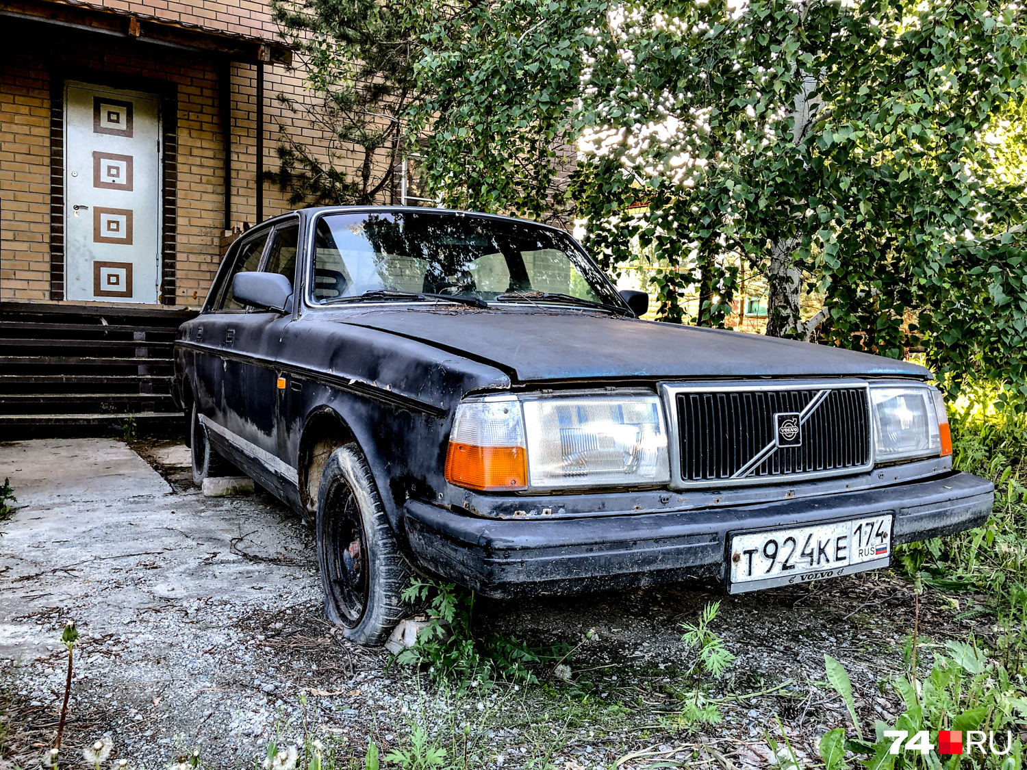 Этот Volvo довольно давно тлеет на парковке около частного дома, но никак не сотлеет. Вывод — нетленка Этот Volvo довольно давно тлеет на парковке около частного дома, но никак не сотлеет. Вывод — нетленка