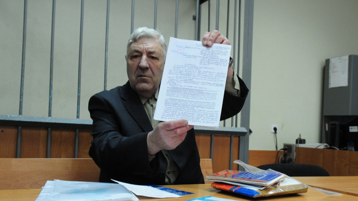 Дошло до Орлова: суд указал мэру Екатеринбурга на дело пенсионера из «темной квартиры»