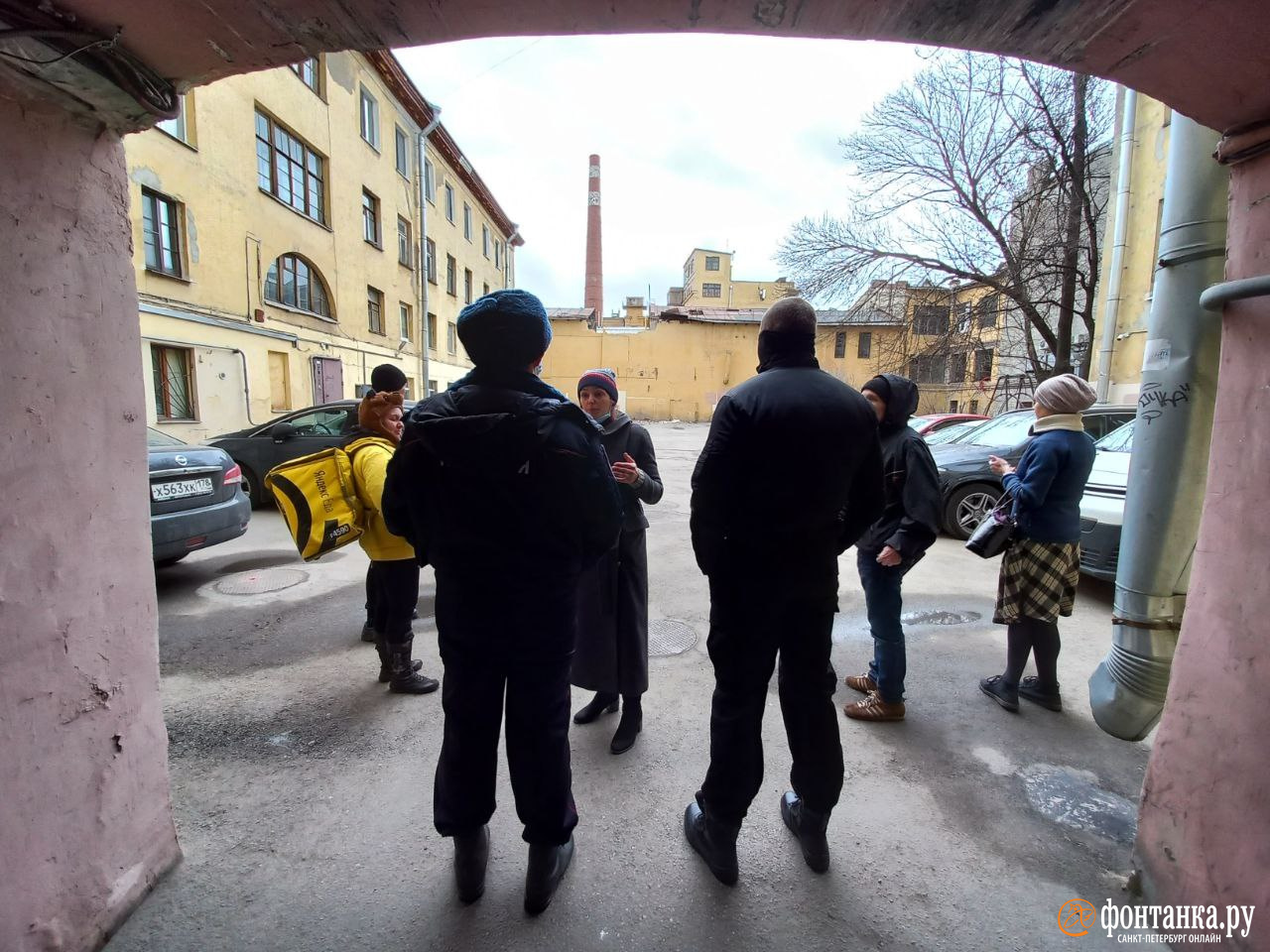 Петербуржцы встали в караул у торговых бань Екимовой. Зданию грозит снос -  15 апреля 2022 - ФОНТАНКА.ру