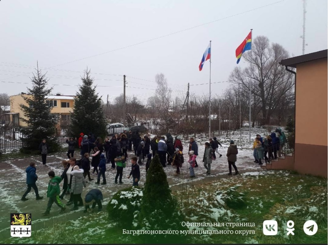 Антитеррористические учения и имитация захвата в заложники в школе Тишино в  Калининградской области 29 ноября 2022 г. - 30 ноября 2022 - ФОНТАНКА.ру