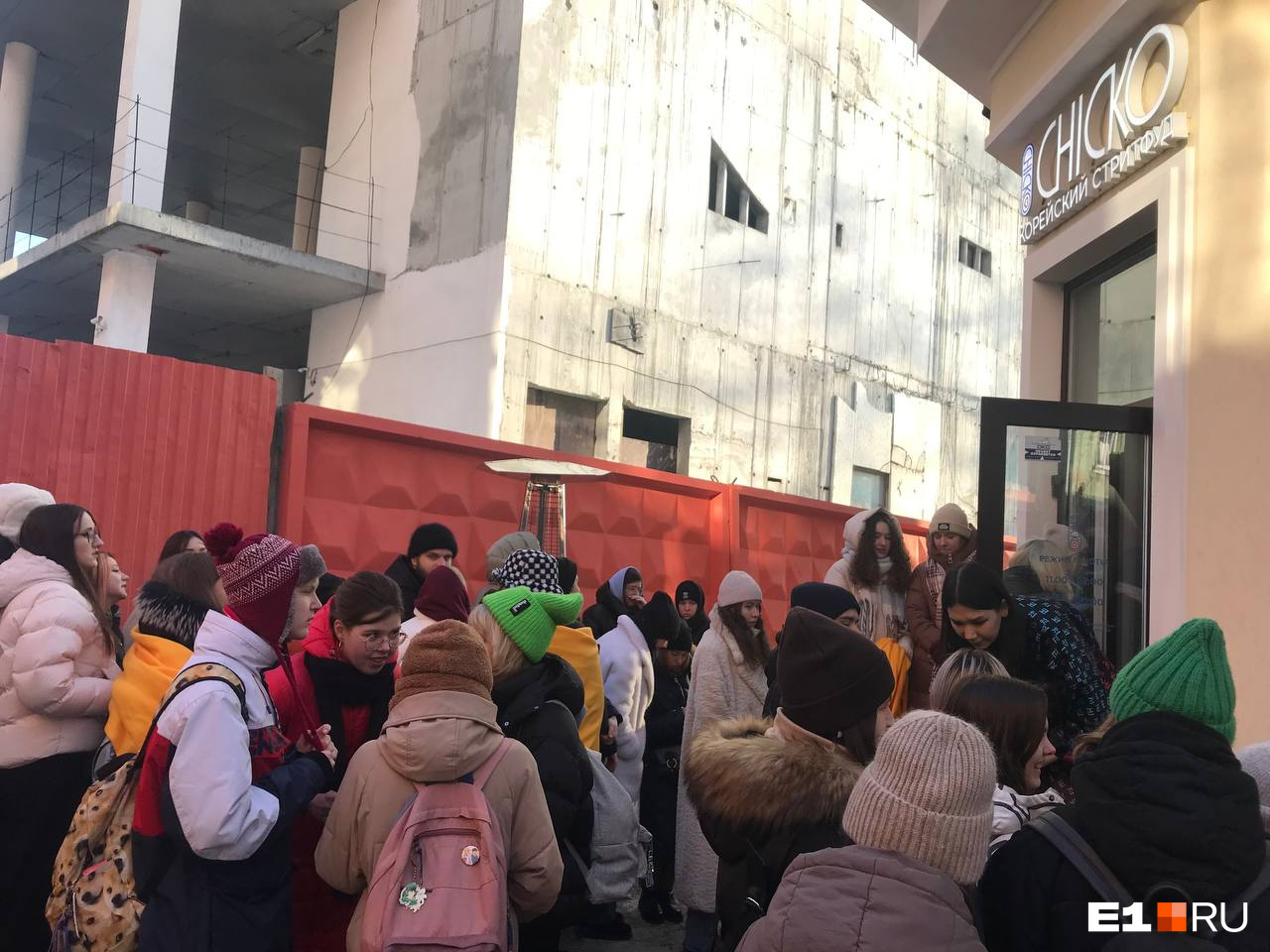 Толпа школьников и студентов устроила штурм нового кафе в Екатеринбурге