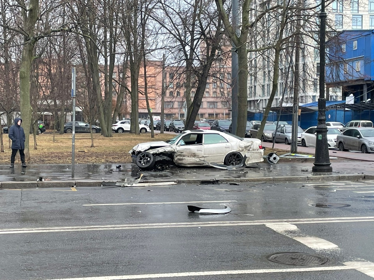 Утро на дорогах Петербурга: на Большом проспекте В.О. изуродована  «гоночная» Toyota - 8 апреля 2022 - ФОНТАНКА.ру