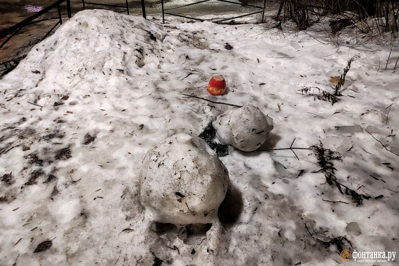 Оттепель в Петербурге убила снеговика-красавца со сложной судьбой