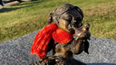 Скульптуры кудесников в Архангельске одели в теплые шарфы