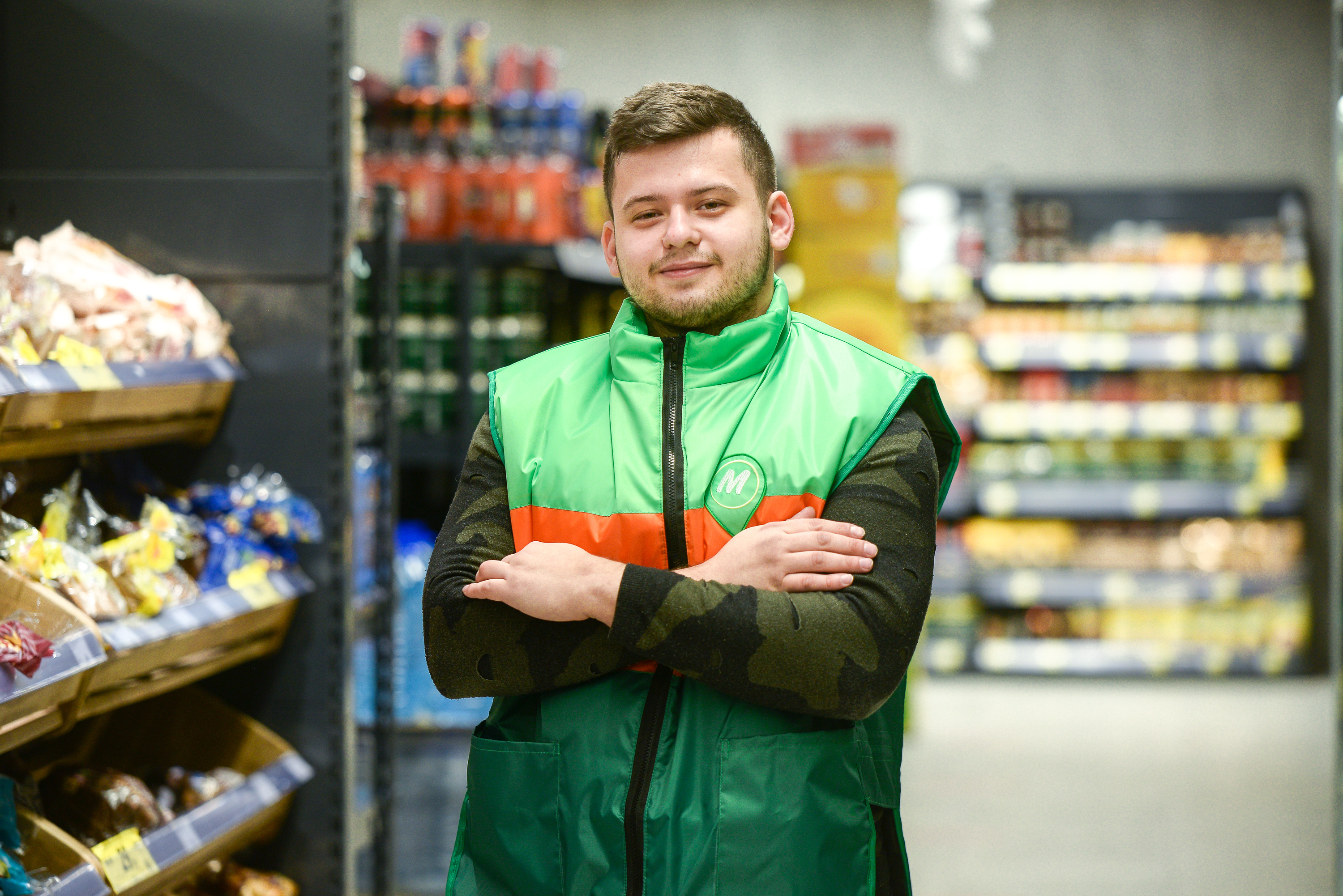Алексей Иванов совмещает работу в магазине рядом со студенческим общежитием и учебу