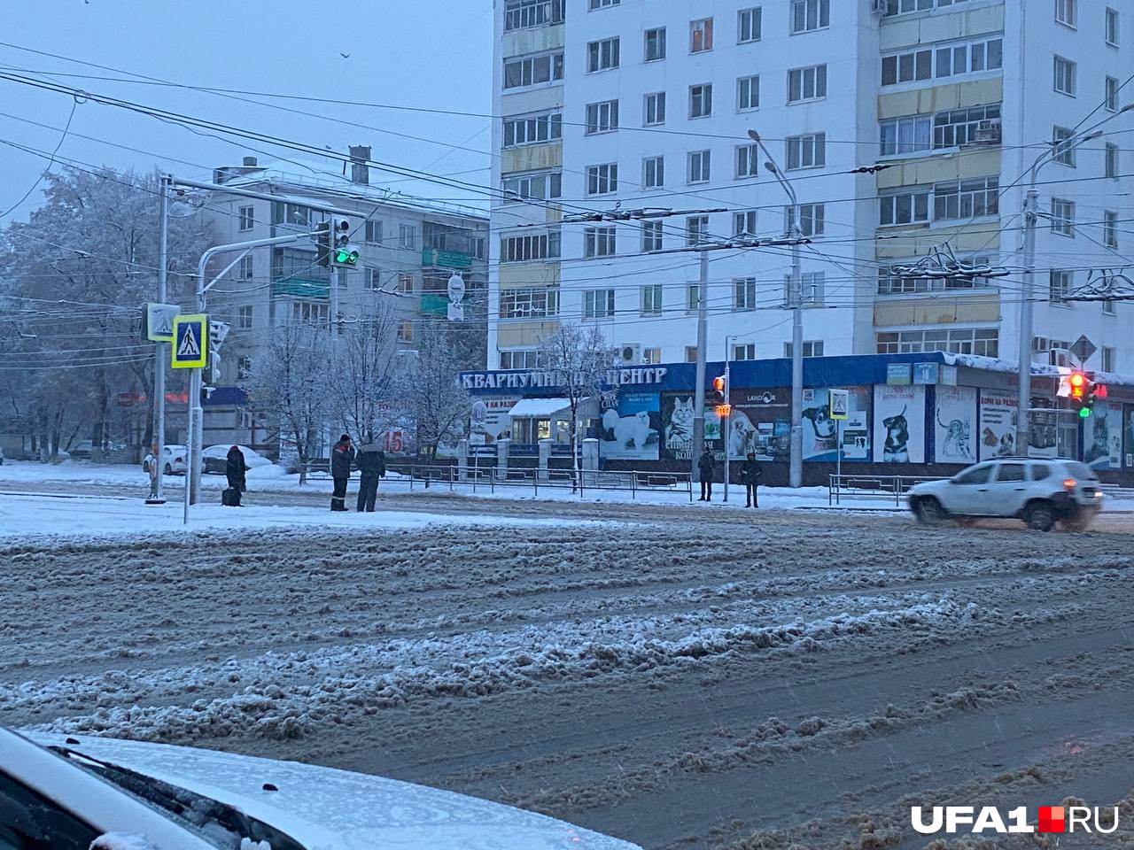 На дорогах работают коммунальные службы На дорогах работают коммунальные службы