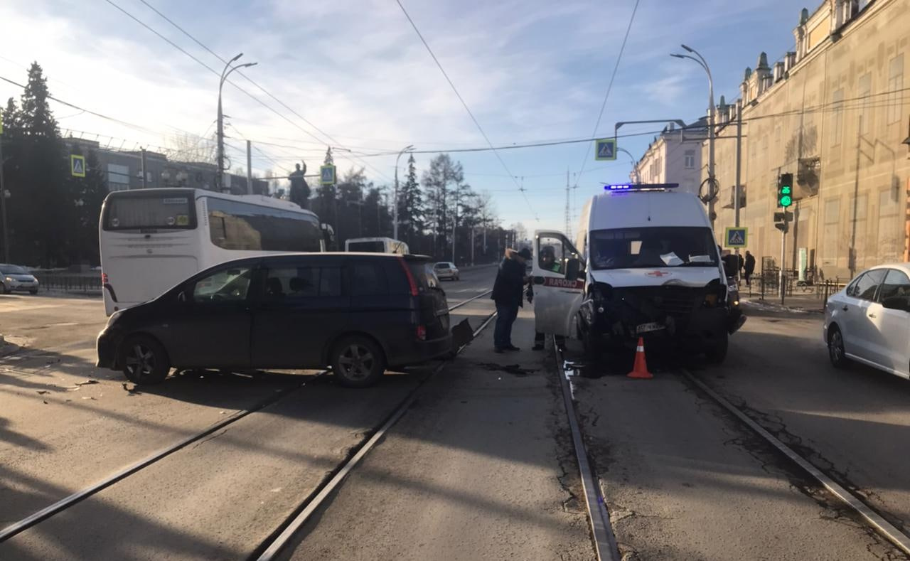 Медработник пострадал в ДТП со скорой и легковушкой в центре Иркутска