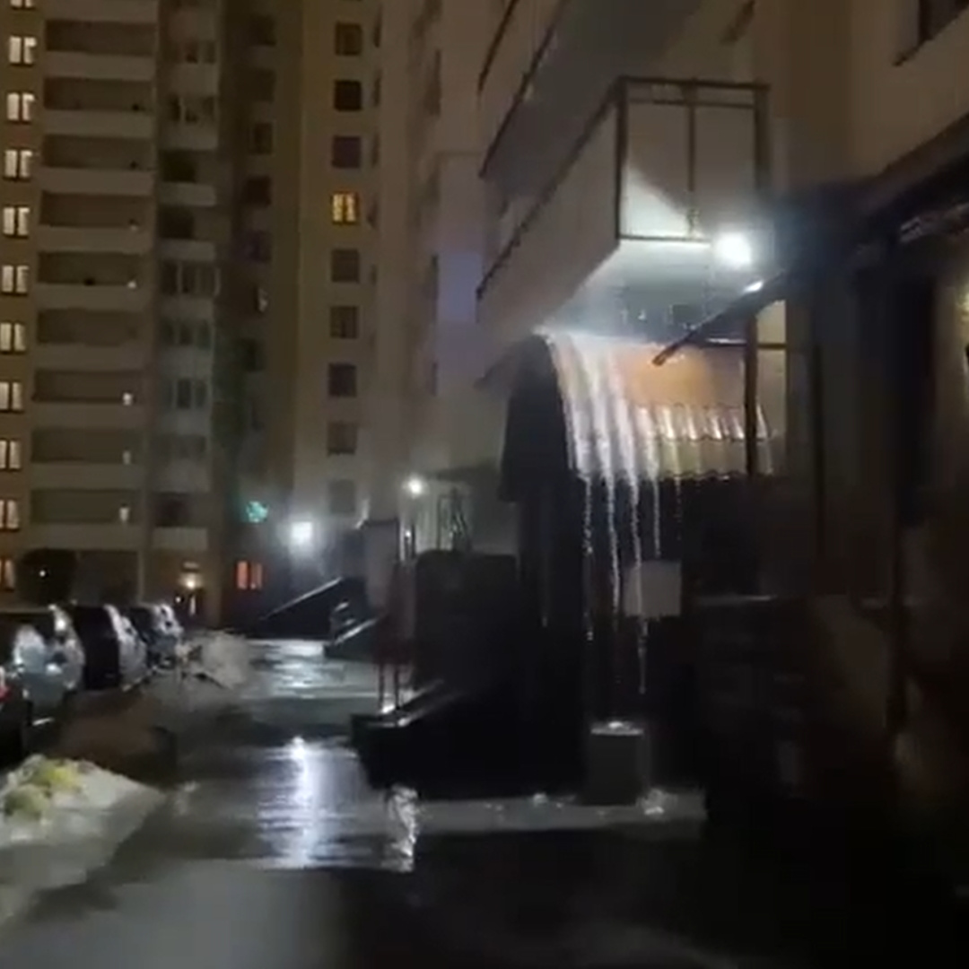 Горячим выдалось утро у жителей многоэтажки на юге Петербурга: им на голову полился кипяток