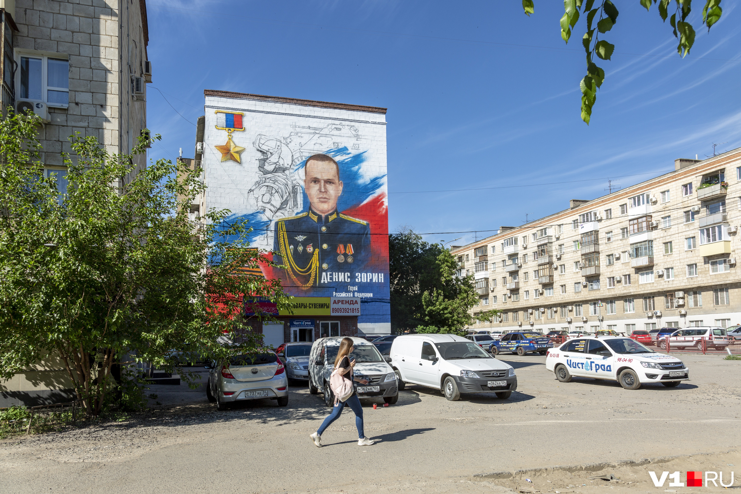Портрет Героя России украсил фасад дома №64 по улице Коммунистической